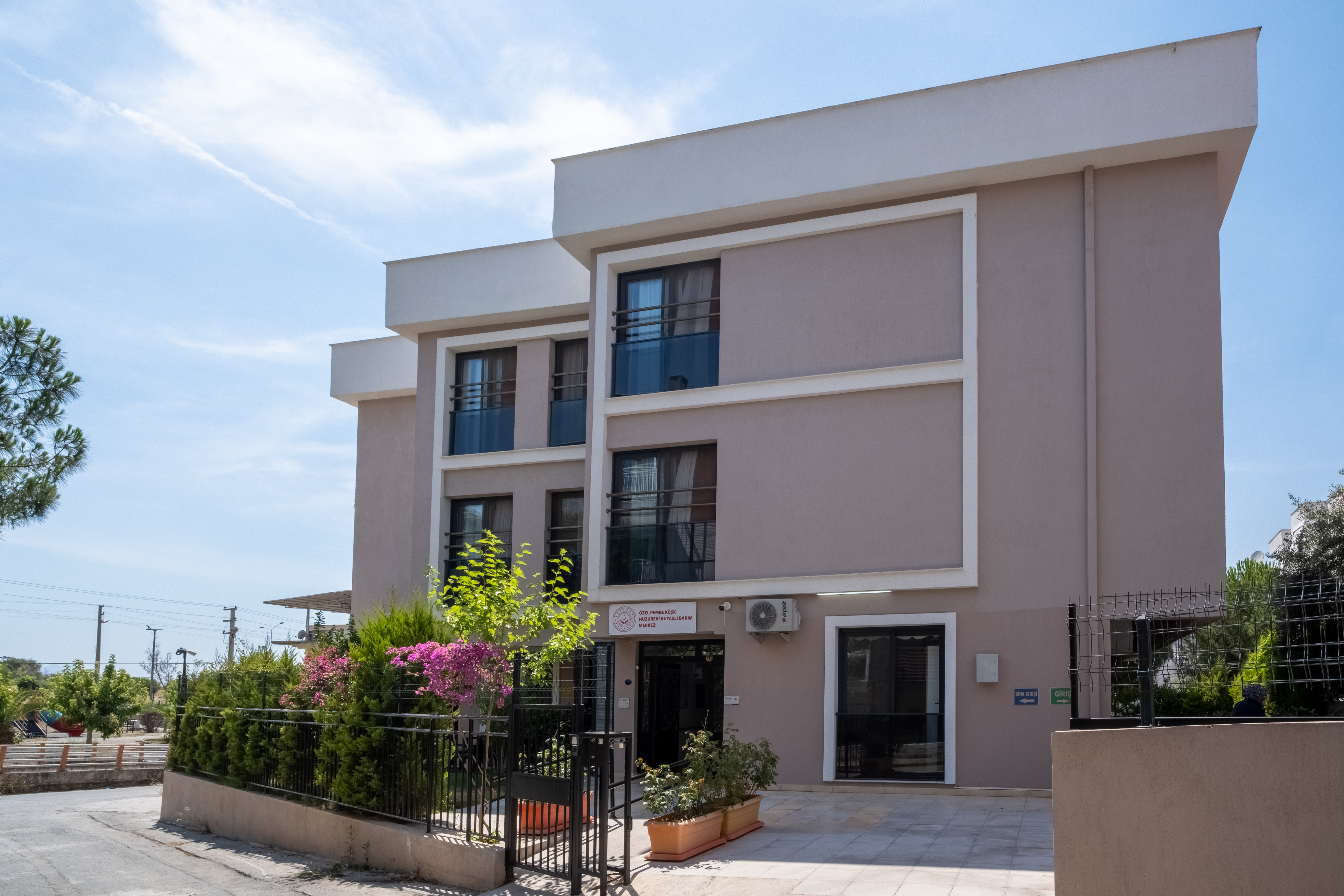İzmir'de huzurevi seçimi için güvenli ve kurumsal yaşam alanı dış görünümü