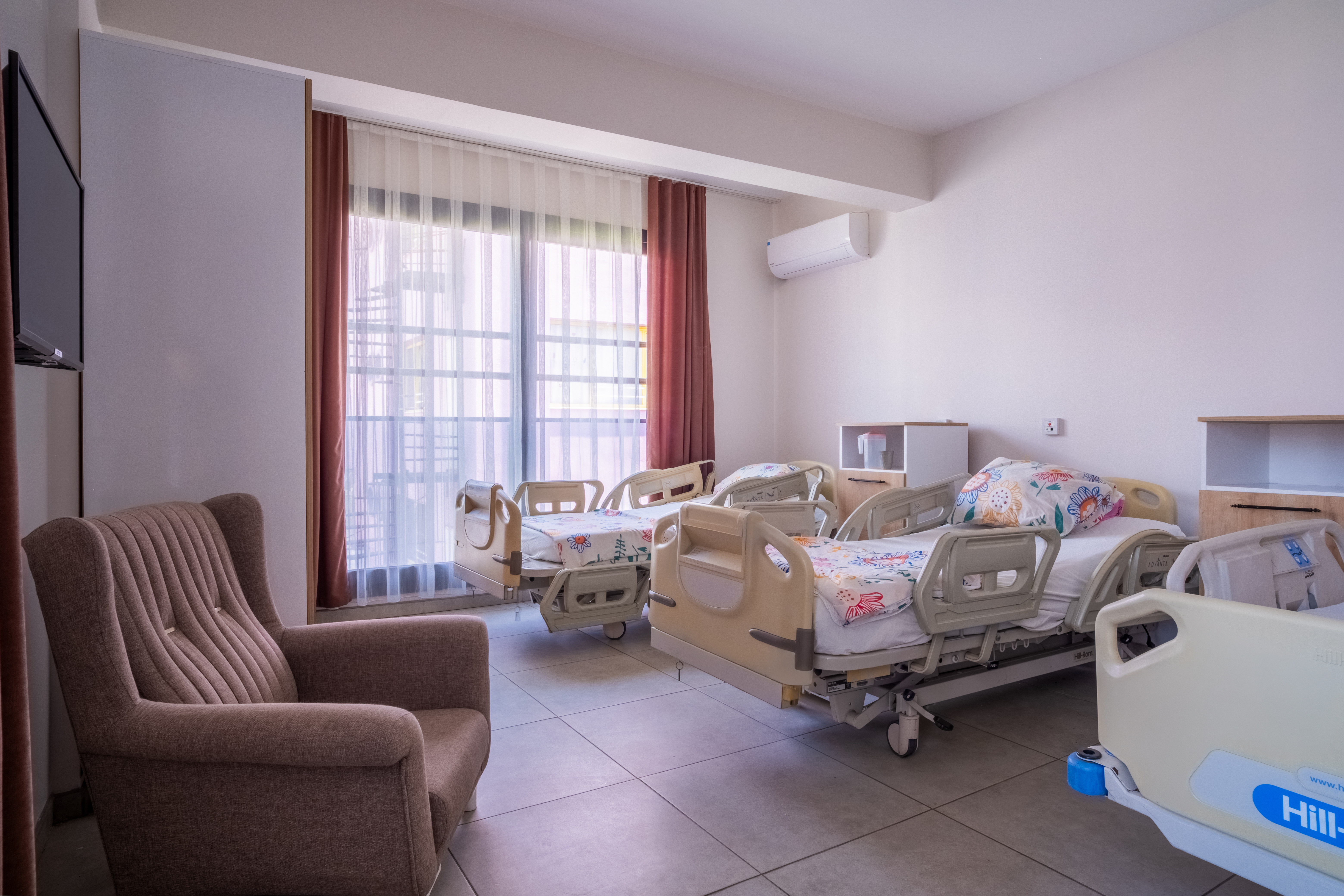 Huzurevi ve yaşlı bakım evi hizmetlerini anlatan çok yataklı bakım odası